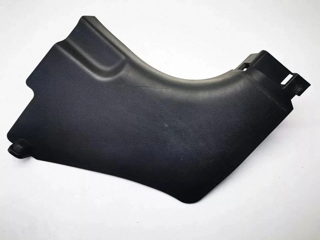 Foot area side trim – front right