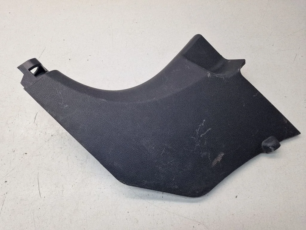 Foot area side trim 85825D7900