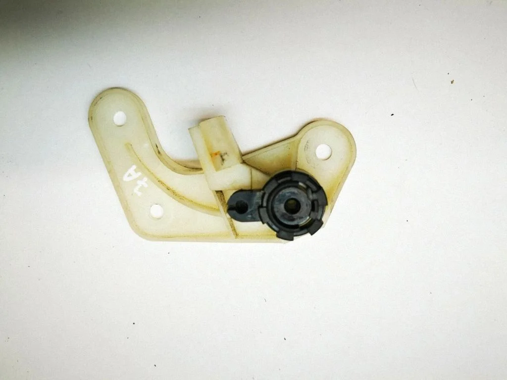 Engine bonnet (hood) release handle – front