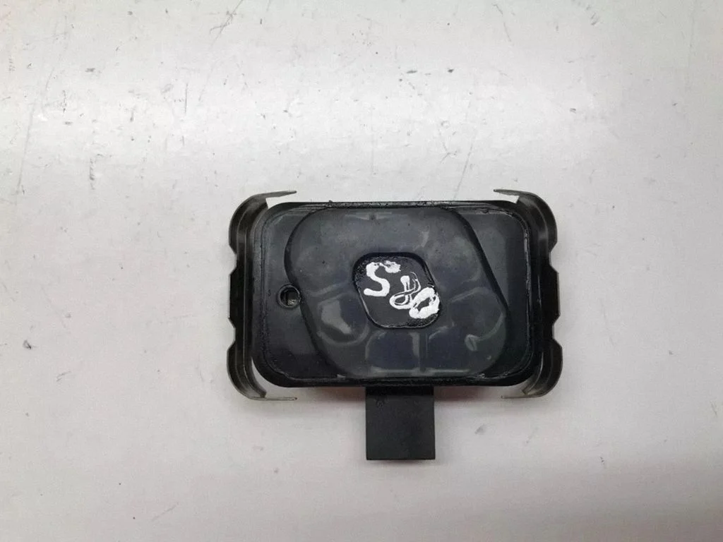 Engine bonnet (hood) release handle – Volvo S80 (2004-2006)