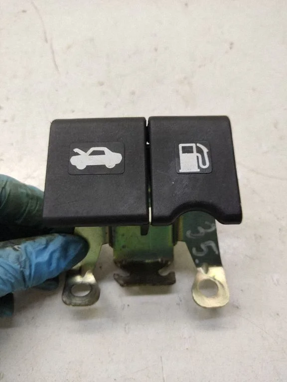 Engine bonnet (hood) release handle – front