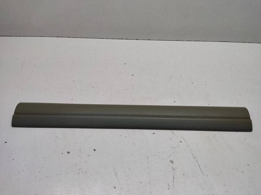 Front sill trim cover 8227521