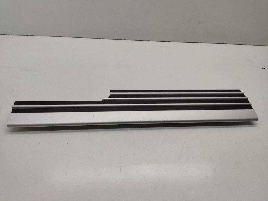Front sill trim cover – Land Rover Range Rover L322 (2002-2012)