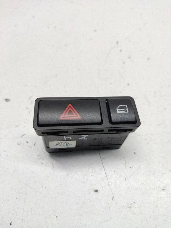 Hazard light switch 8368920 – BMW Z4 E85 E86 (2002-2008)