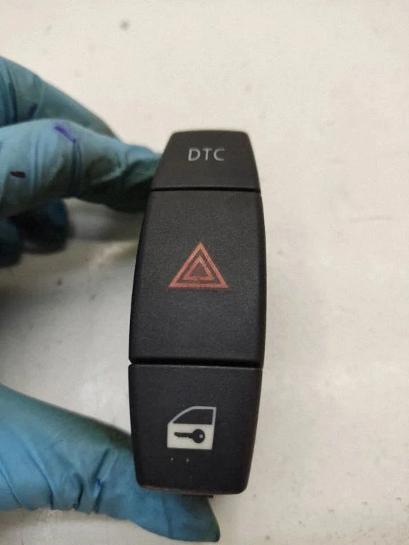 Hazard light switch 6945603