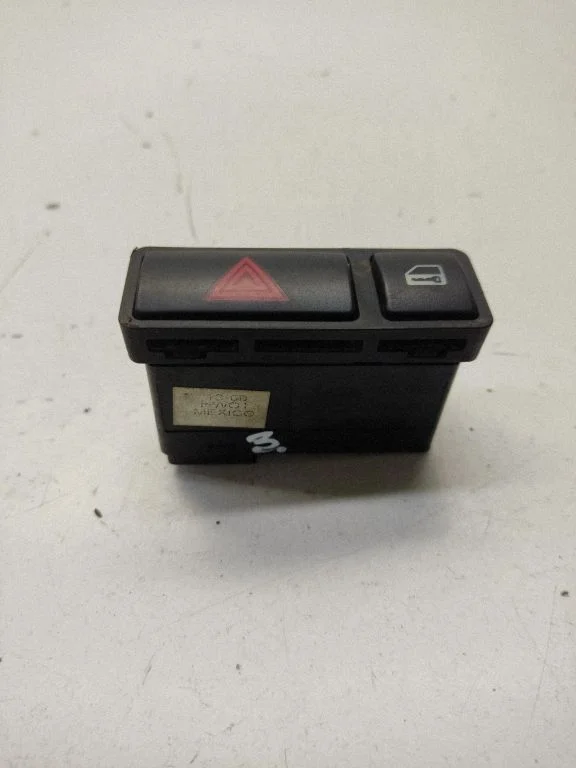Hazard light switch – BMW 3 Series E46 (1998-2005)