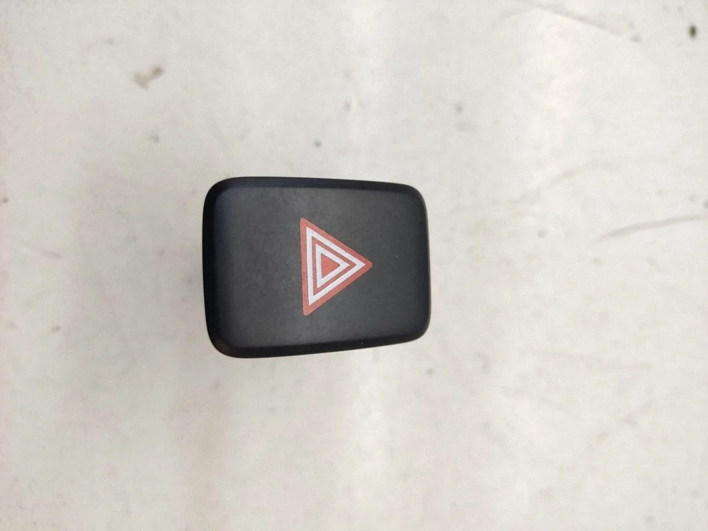 Hazard light switch 93790D4000