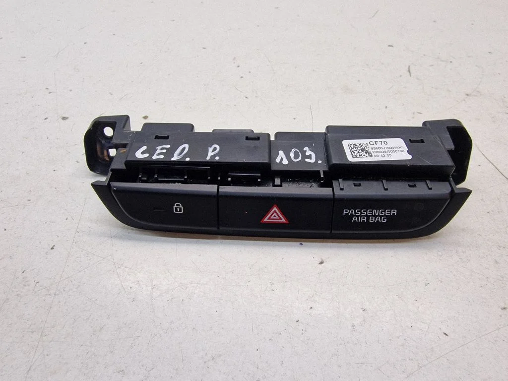 Hazard light switch – KIA Ceed (2018-)