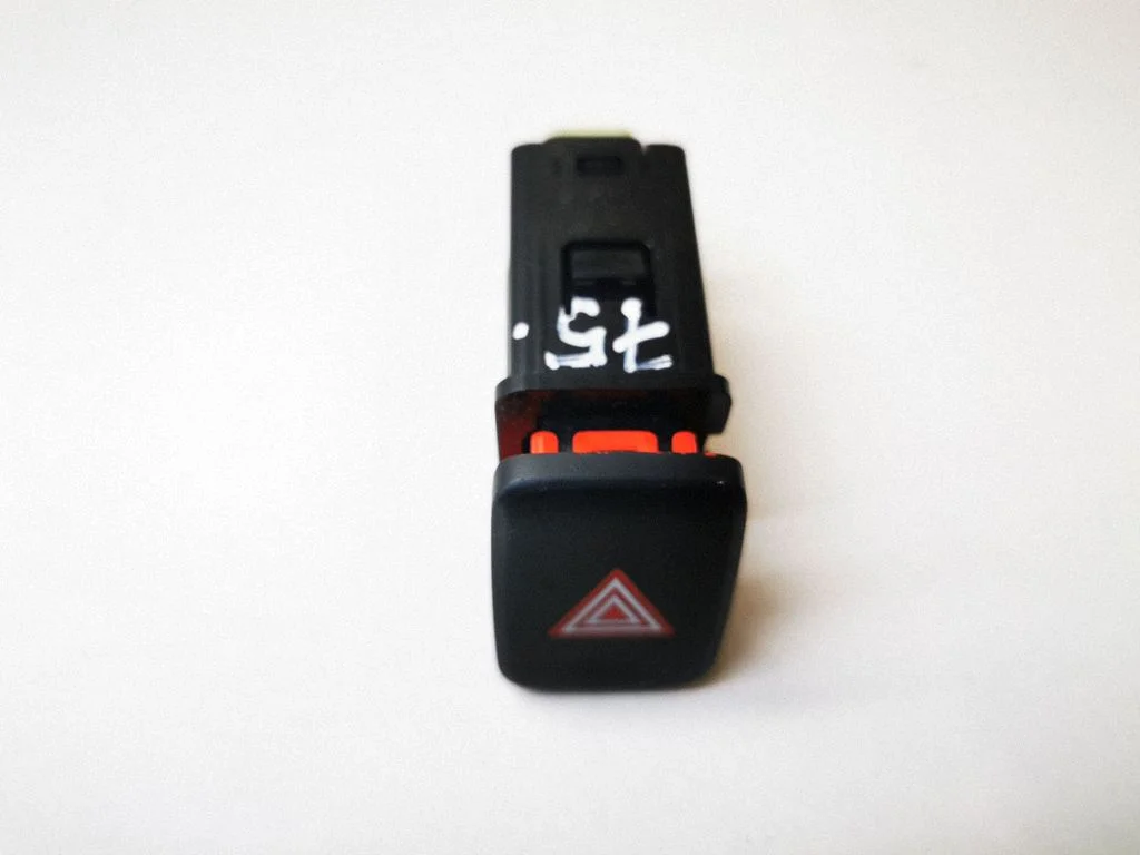 Hazard light switch 93790D4000
