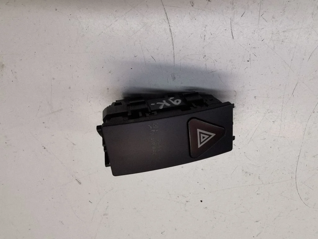 Hazard light switch – Mercedes-Benz E-Class W212 (2009-2016)