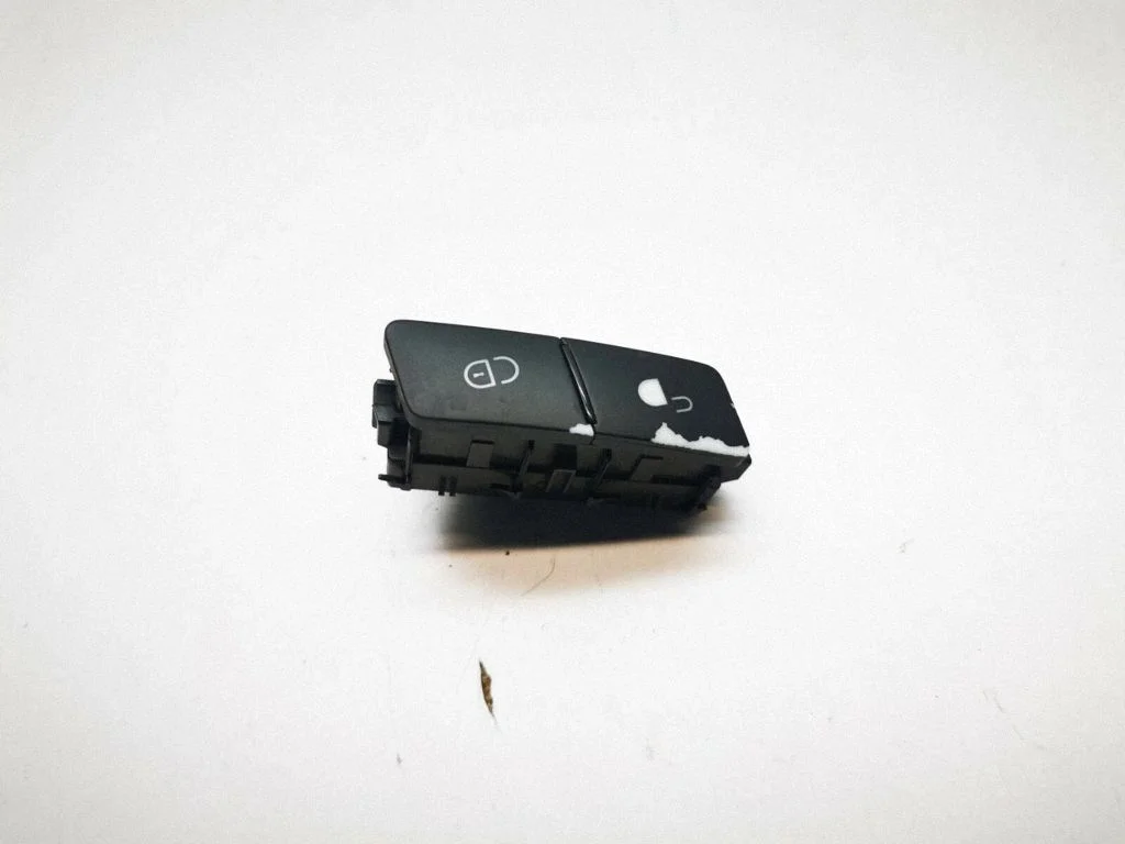Central locking switch button – Mercedes-Benz C-Class AMG W204 (2007-2014)