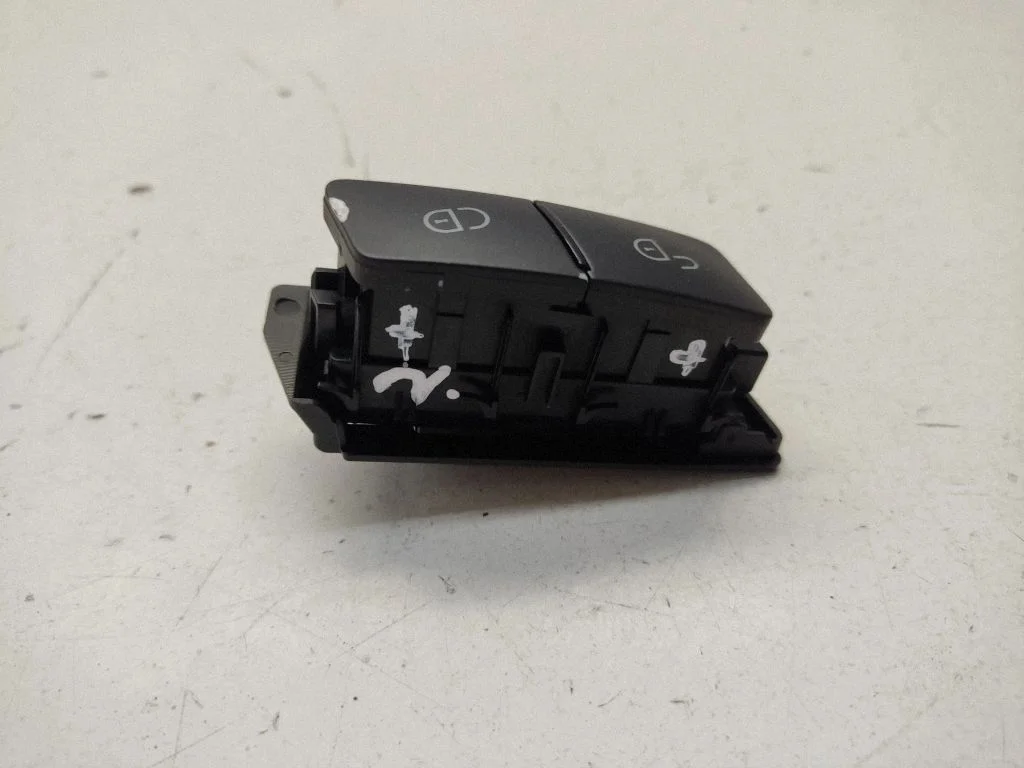 Central locking switch button – Mercedes-Benz C-Class AMG W204 (2007-2014)