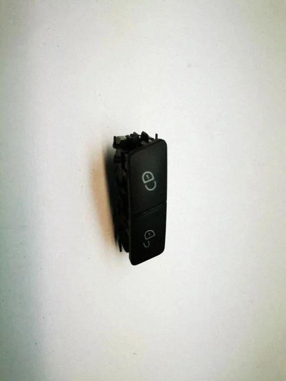 Central locking switch button – Mercedes-Benz C-Class AMG W204 (2007-2014)