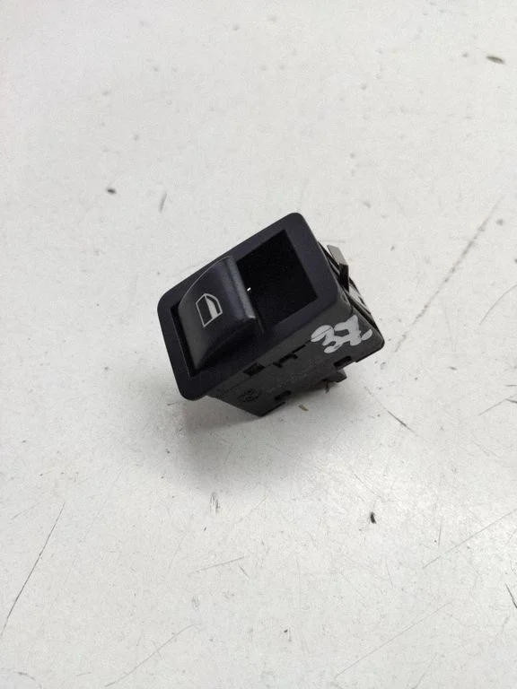 Electric window control switch 6902174
