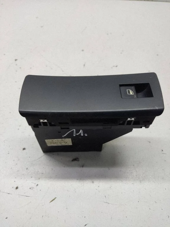 Electric window control switch 6907503