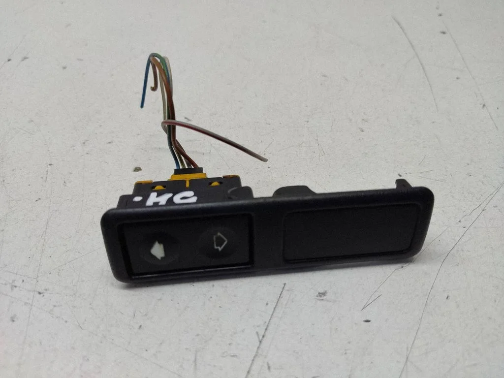 Electric window control switch 8368941