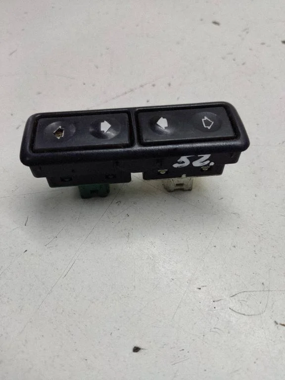 Electric window control switch 8365300