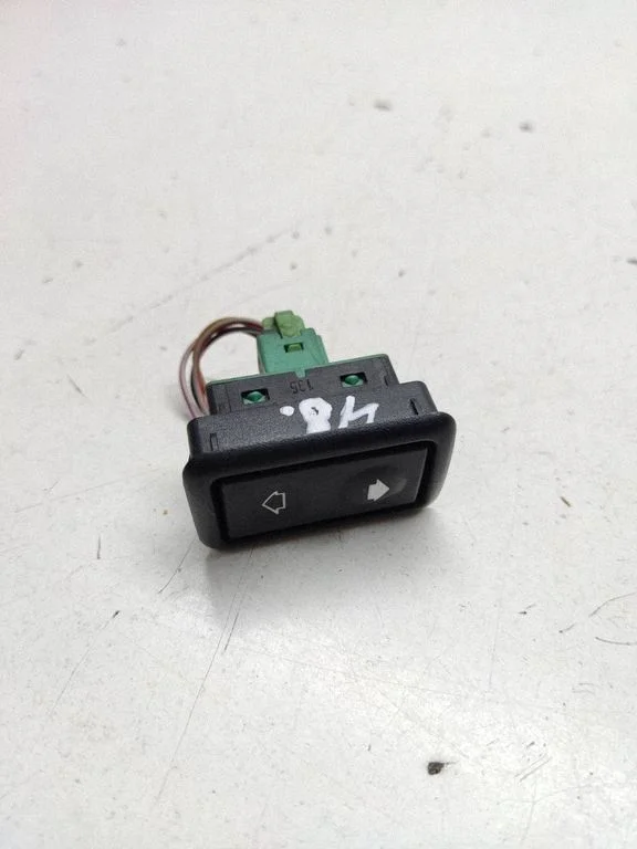 Electric window control switch 8365300