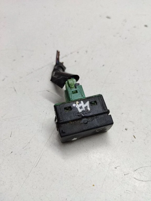 Electric window control switch 8365300