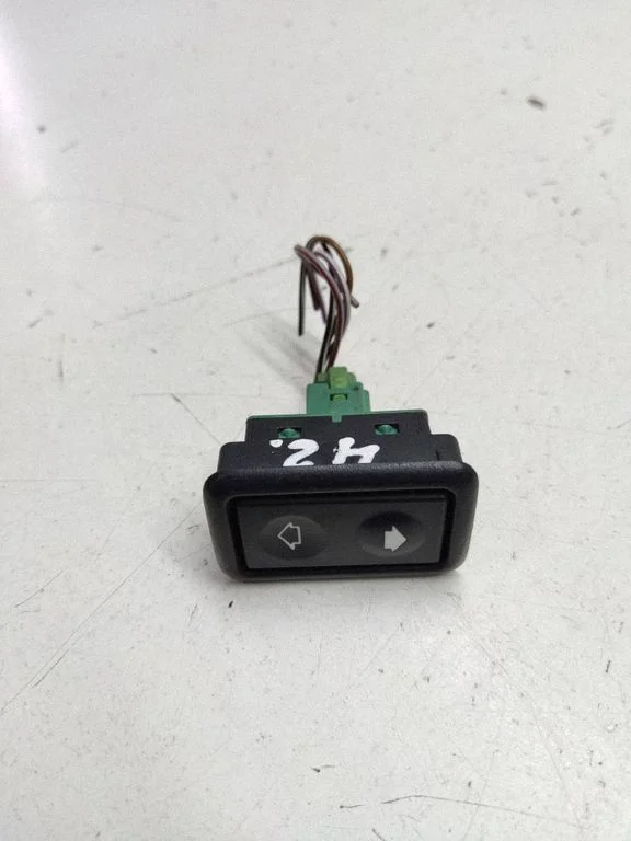 Electric window control switch 8365300