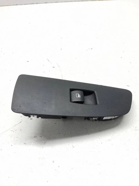 Electric window control switch 6935534