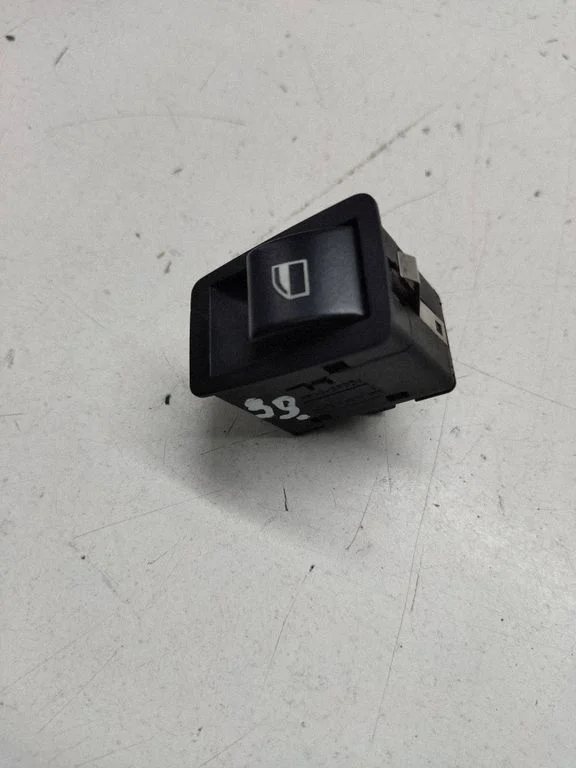 Electric window control switch 6902174