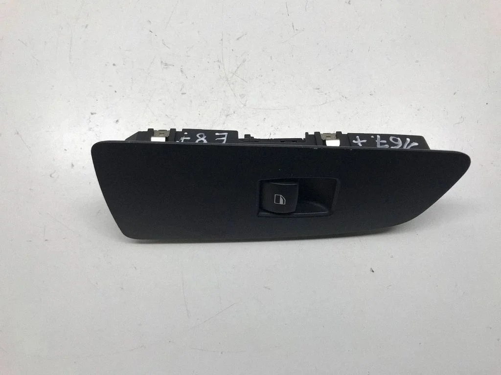 Electric window control switch 6935534