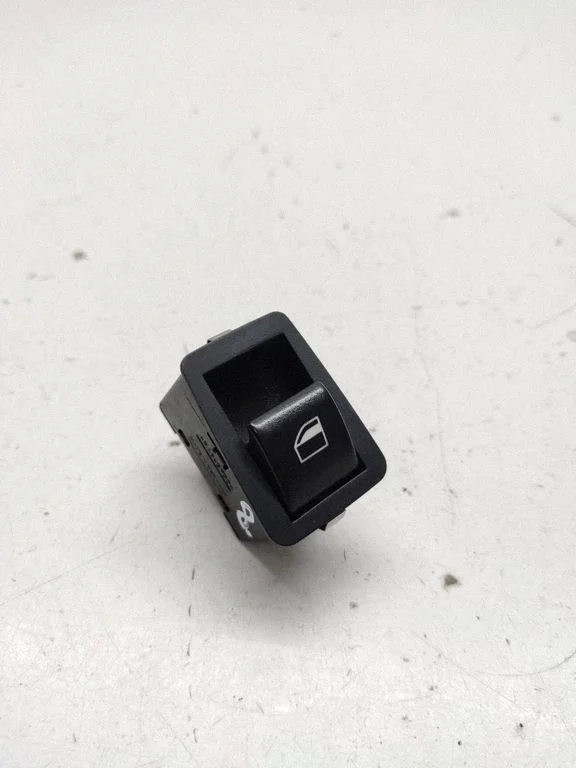 Electric window control switch 6902174