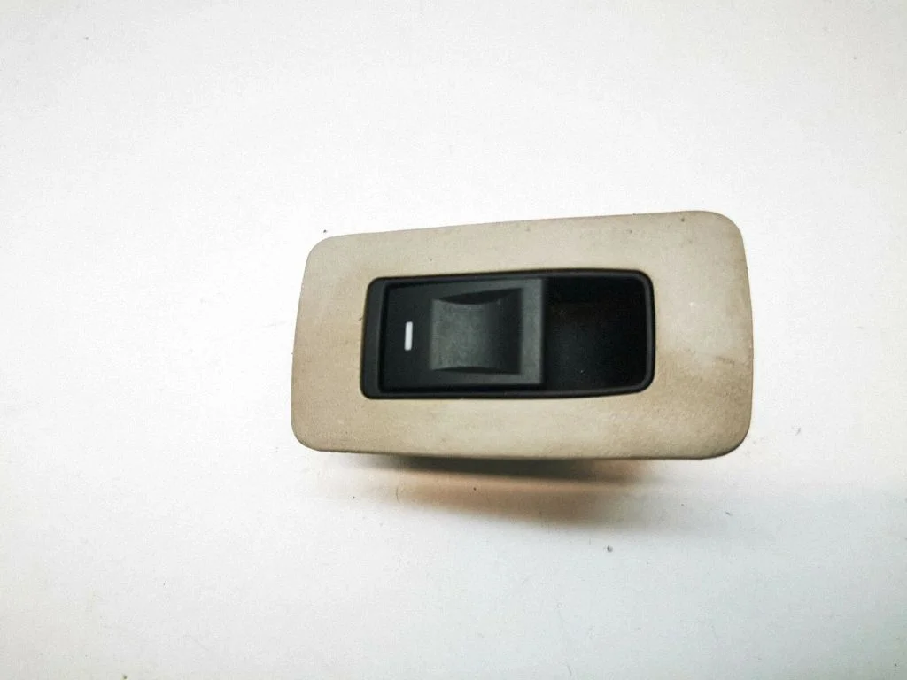 Electric window control switch 1052530AB