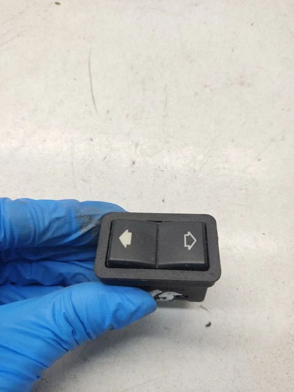 Electric window control switch 8368974