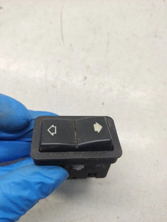 Electric window control switch 8368974