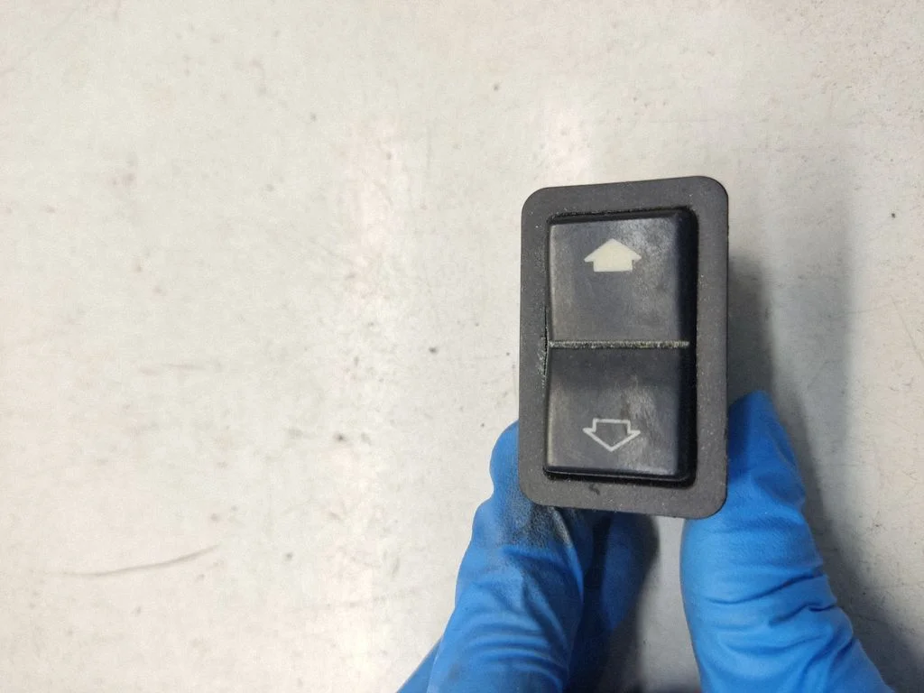 Electric window control switch 8368974