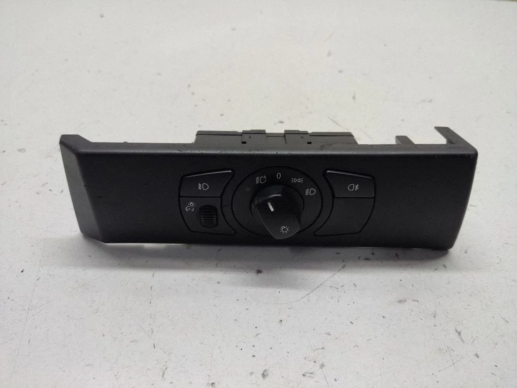 Light switch 6925252