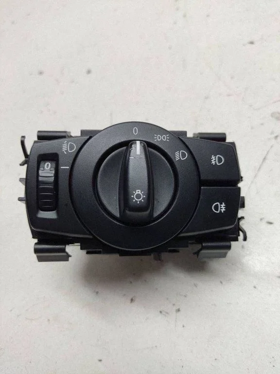 Light switch 6932794