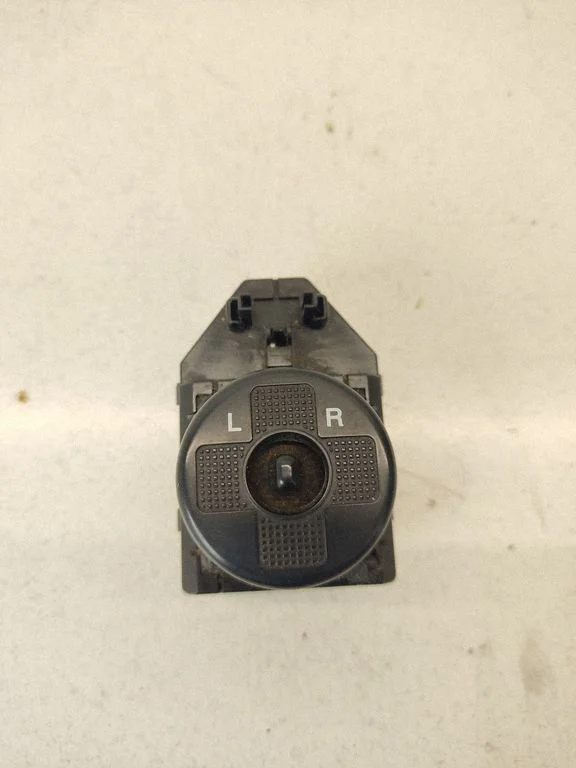 Wing mirror switch – Hyundai Tucson JM (2004-2009)