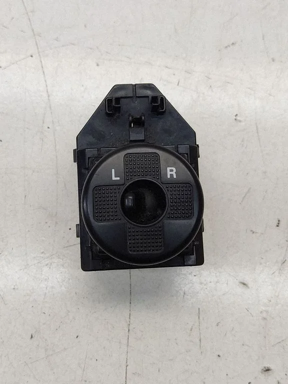 Wing mirror switch – front right