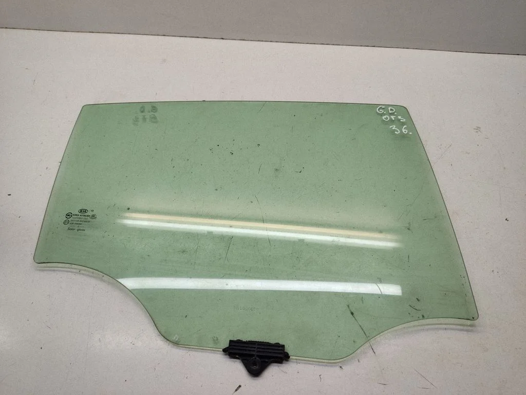 Rear door window glass 43R000382