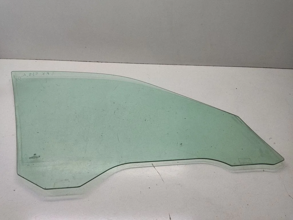 Front door window glass four-door 43R000982