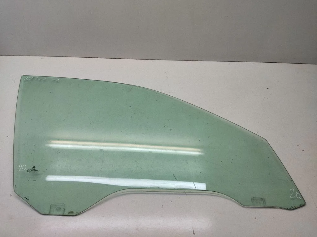 Front door window glass four-door 43R000982