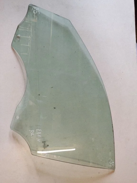Front door window glass four-door 43R001582