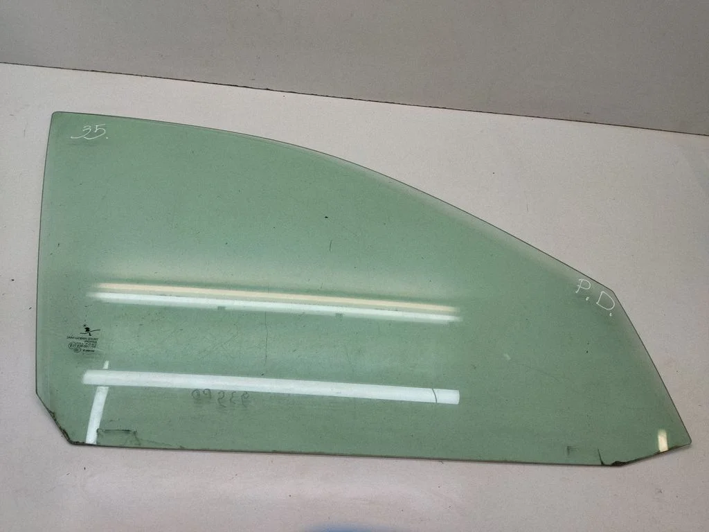 Galvenais priekšējo durvju stikls (četrdurvju) 43R001105