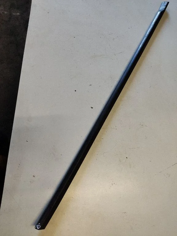 Front door trim (molding) 1977274