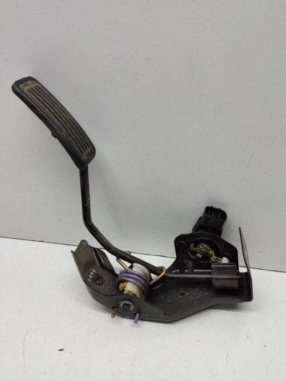 Accelerator throttle pedal – Toyota Corolla E120 E130 (2004-2007)