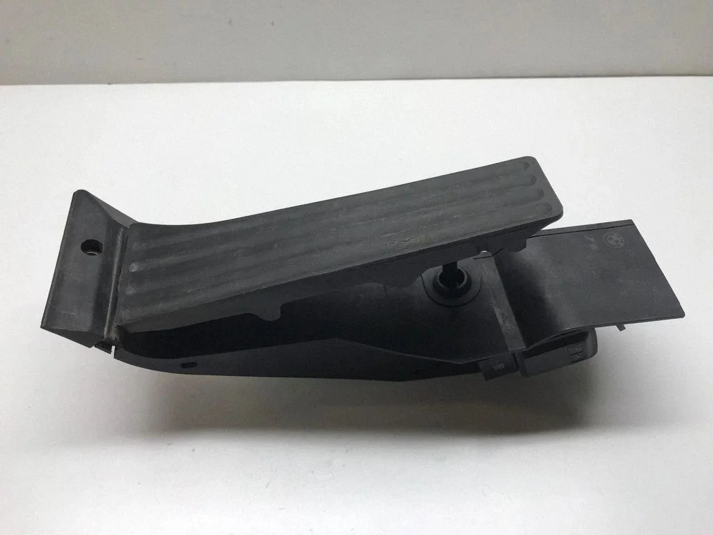 Accelerator throttle pedal 6772645