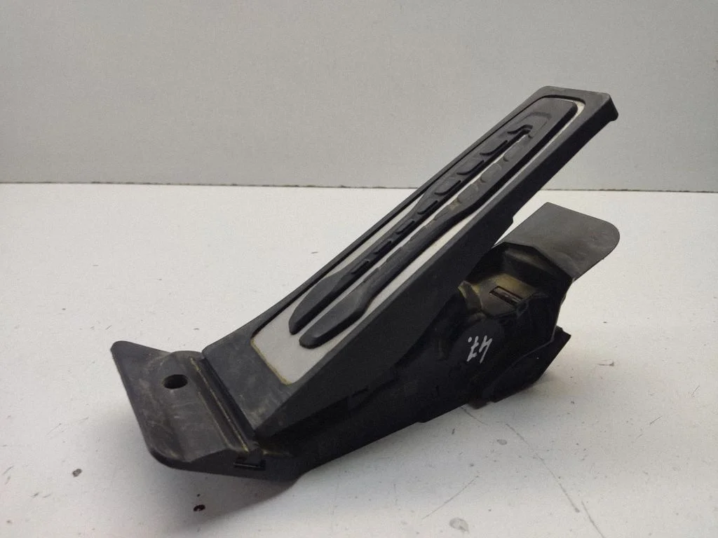 Accelerator throttle pedal 6889820