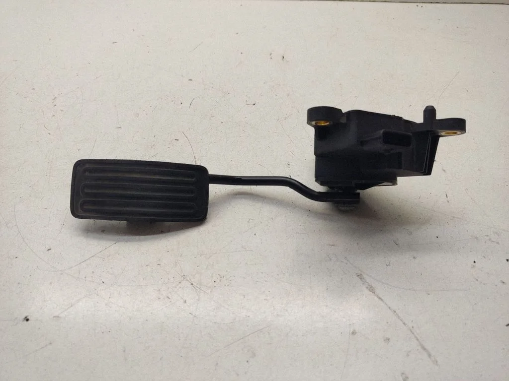 Accelerator throttle pedal 2357A