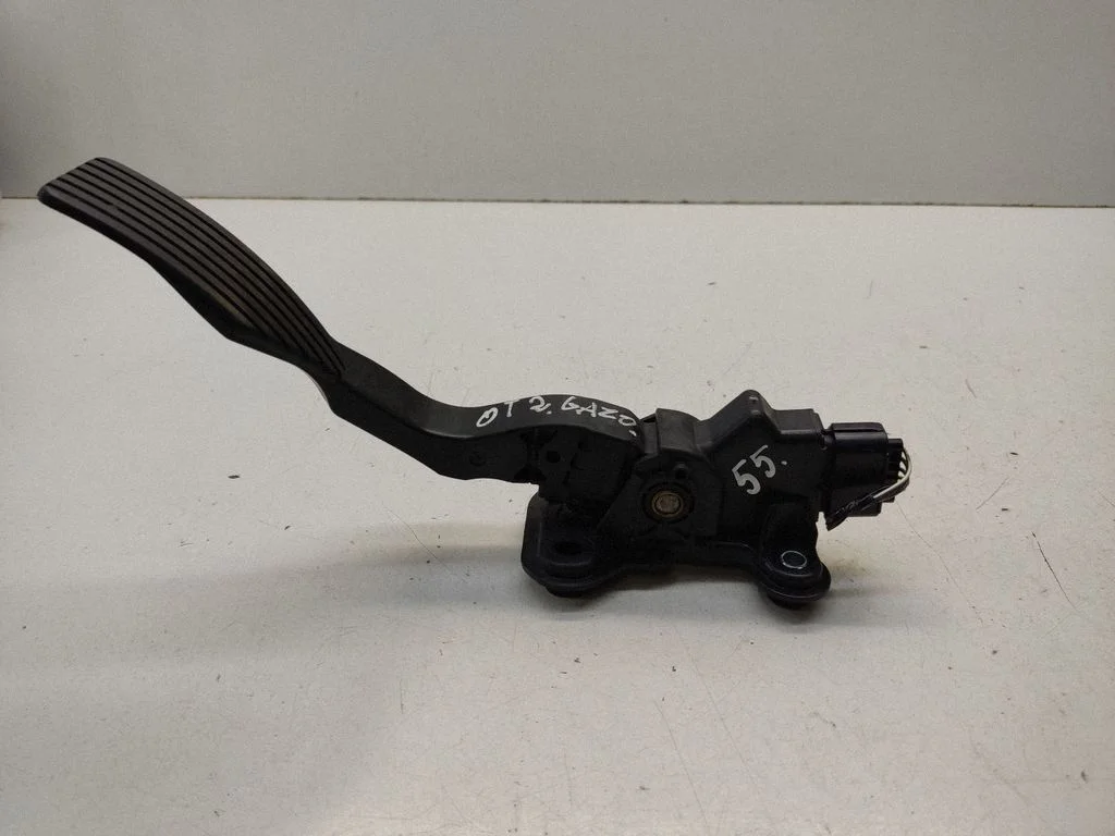 Accelerator throttle pedal – Mitsubishi Outlander (2007-2012)