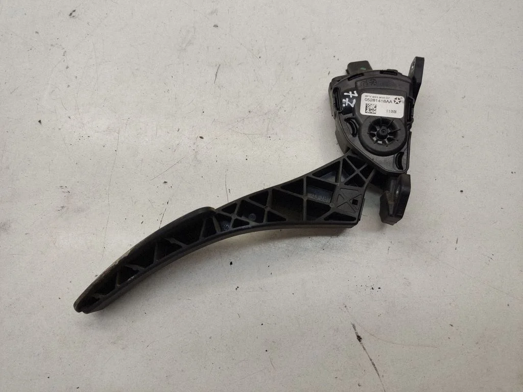 Accelerator throttle pedal 05281418AA
