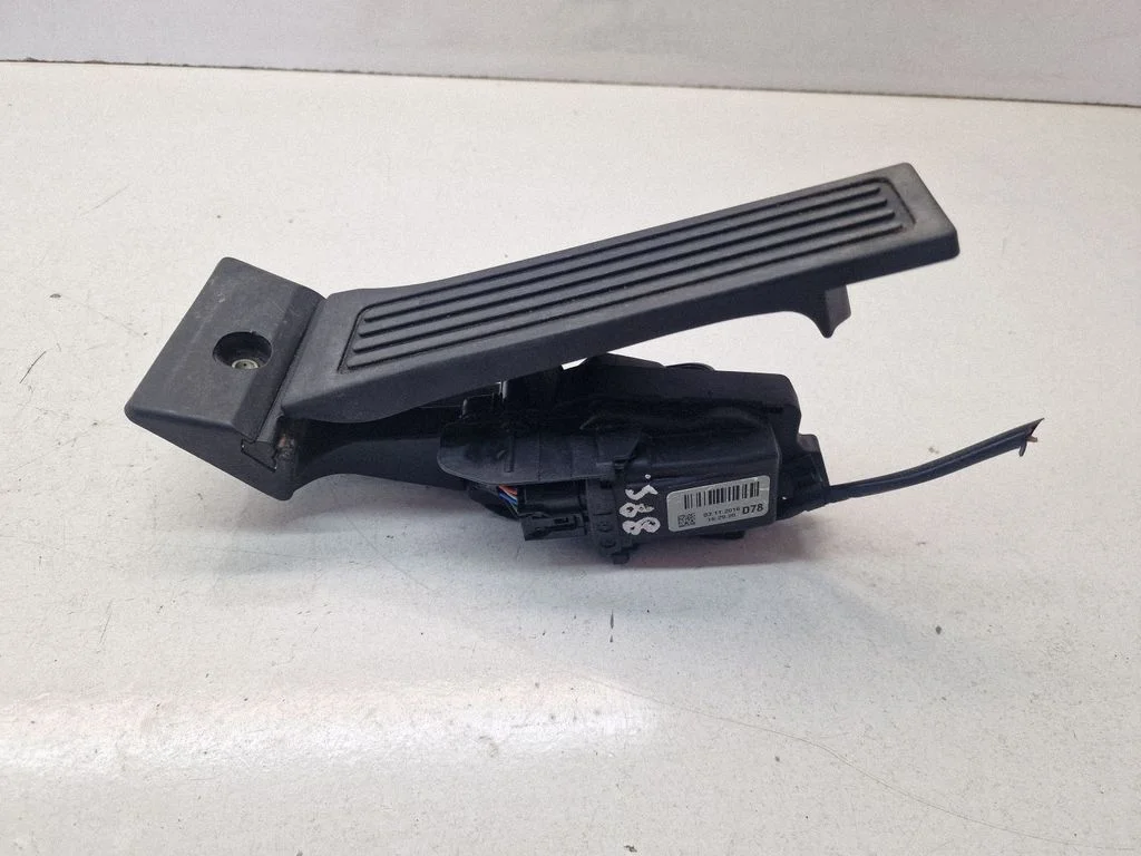 Accelerator throttle pedal – front