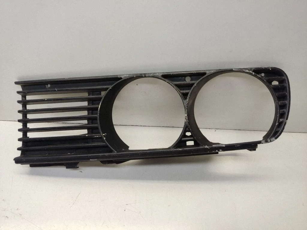 Under headlight/headlamp trim – BMW 3 Series E30 (1983-1994)